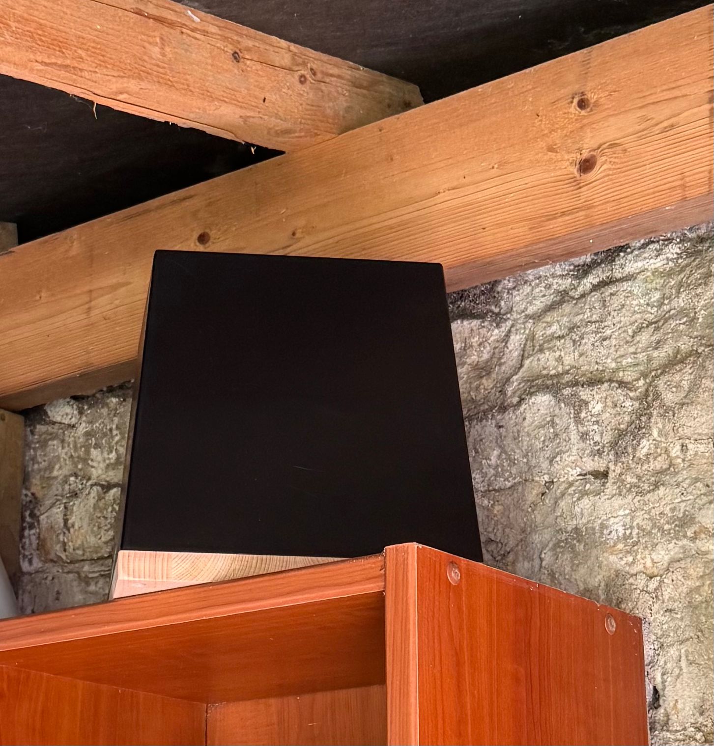 Humidité Maison Nous avons réalisé l’installation et la mise en service d’un Inverseur de Polarité Géomagnétique IPG 10 afin de traiter les problèmes d’humidité et de remontées capillaires dans une maison située à Courseulles-sur-Mer.